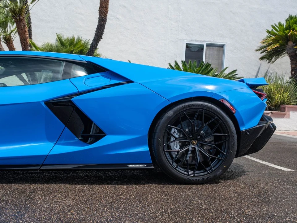 2026 Lamborghini Revuelto - Image 15 of 31