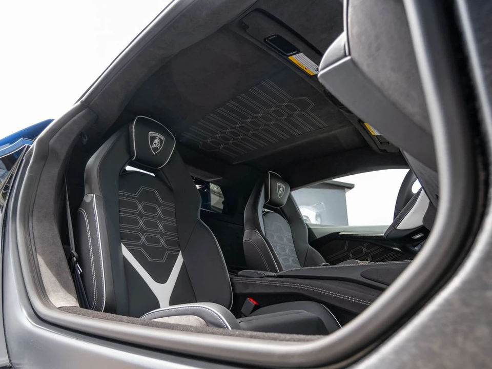 2026 Lamborghini Revuelto - Image 12 of 31