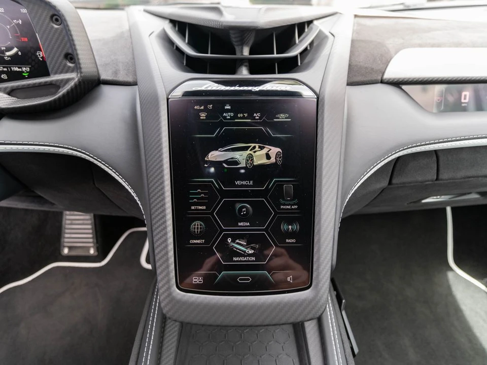 2026 Lamborghini Revuelto - Image 29 of 31