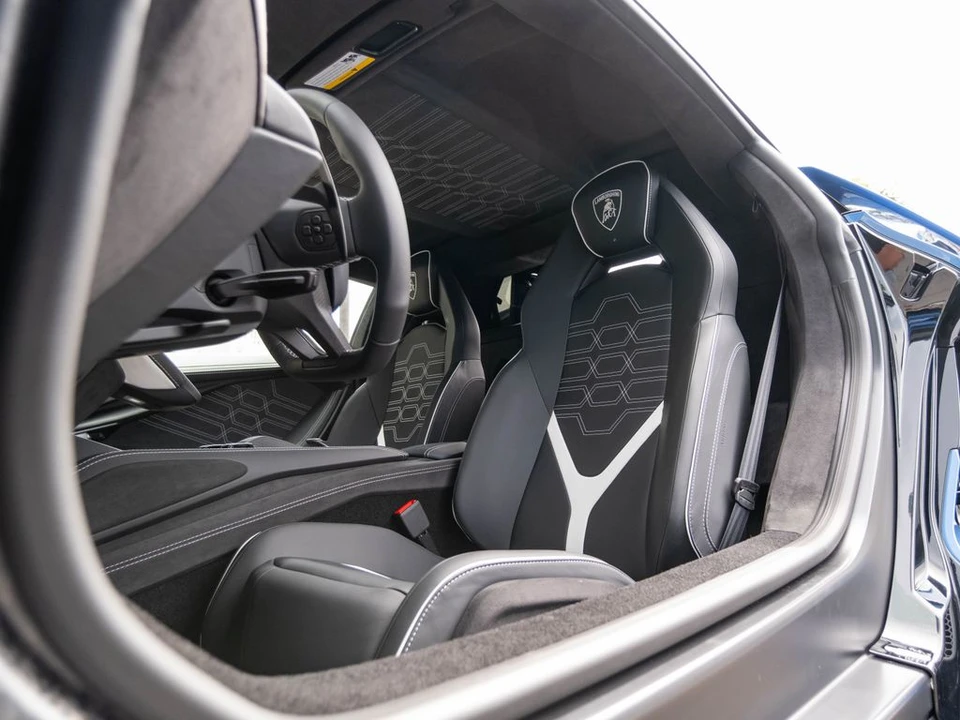2026 Lamborghini Revuelto - Image 10 of 31