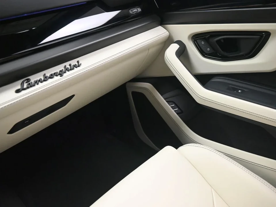 2026 Lamborghini Urus SE - Image 24 of 31