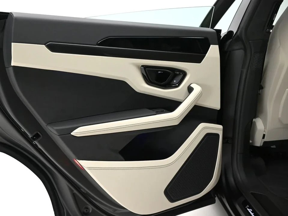 2026 Lamborghini Urus SE - Image 28 of 31