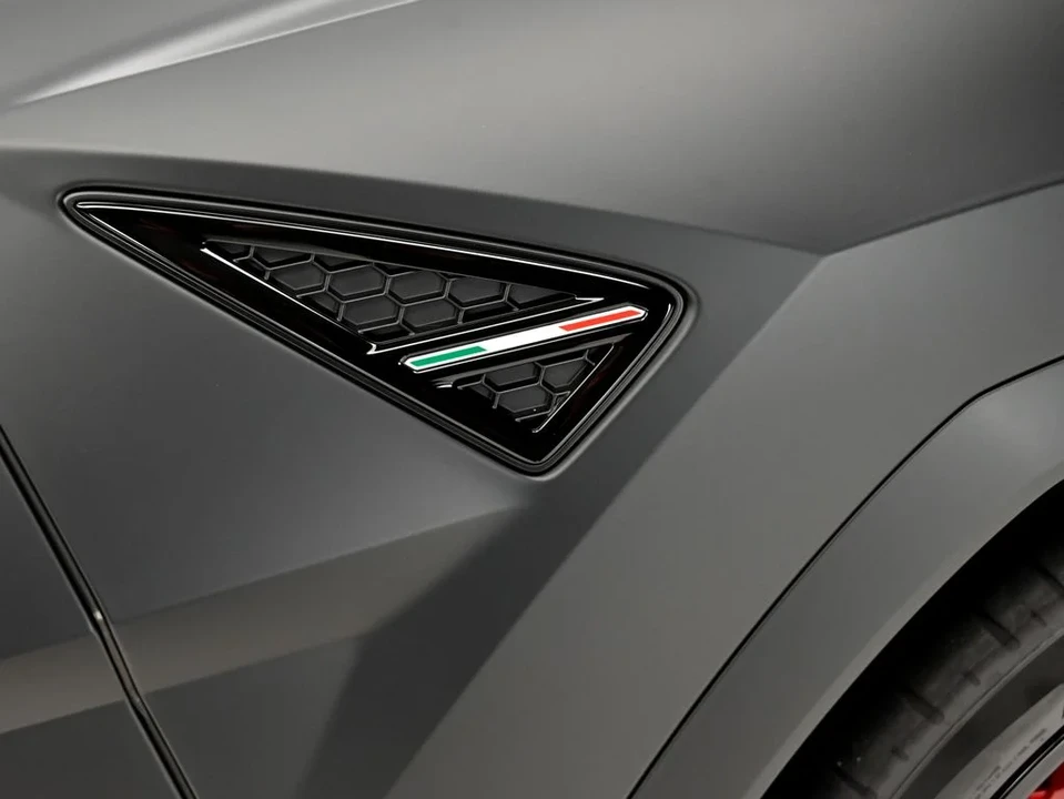 2026 Lamborghini Urus SE - Image 30 of 31