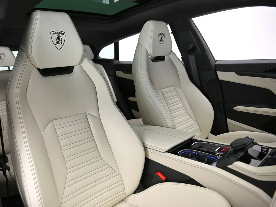 2026 Lamborghini Urus SE - Image 18 of 31