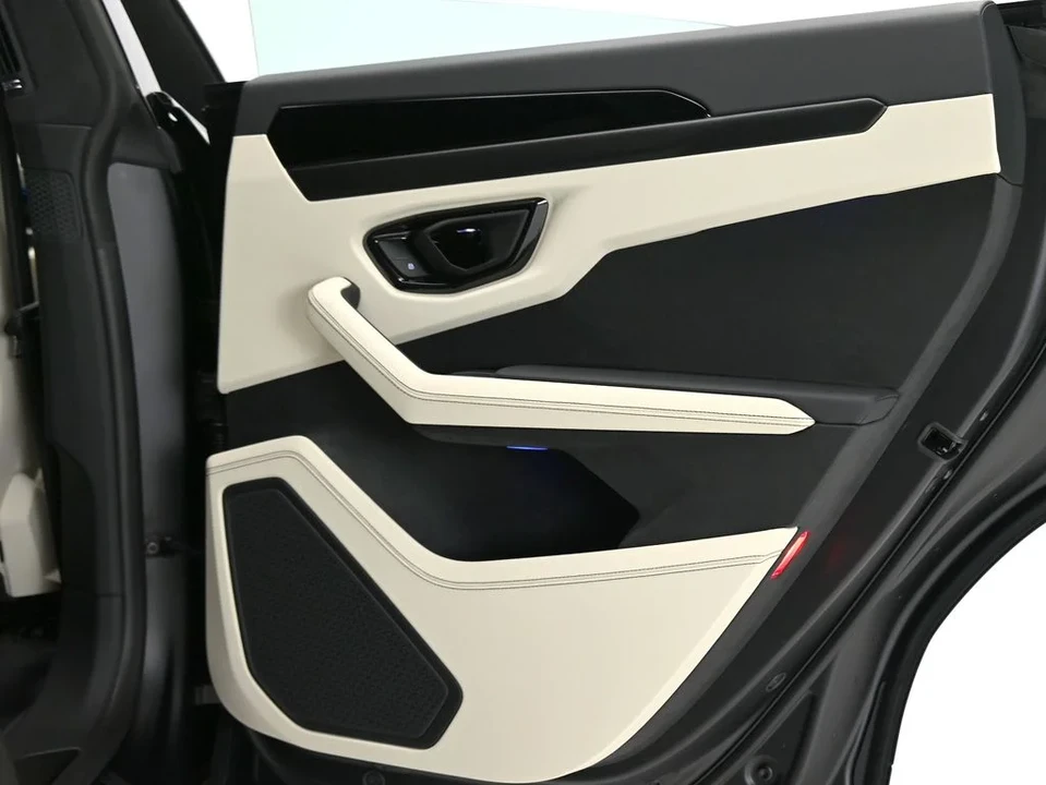 2026 Lamborghini Urus SE - Image 29 of 31