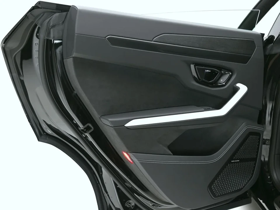 2026 Lamborghini Urus SE - Image 25 of 31