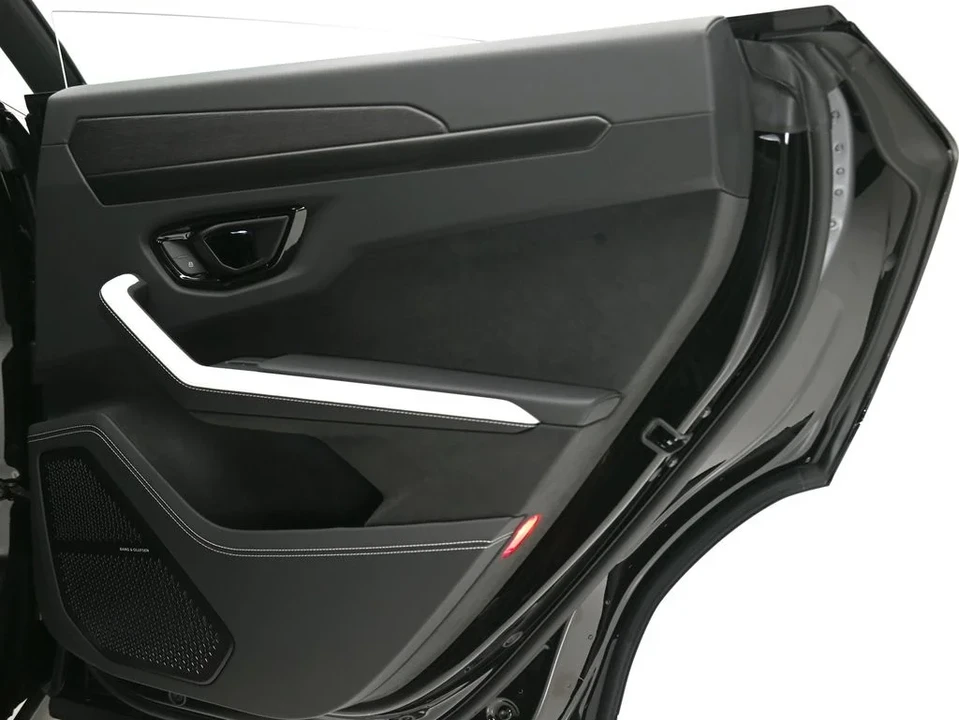 2026 Lamborghini Urus SE - Image 26 of 31