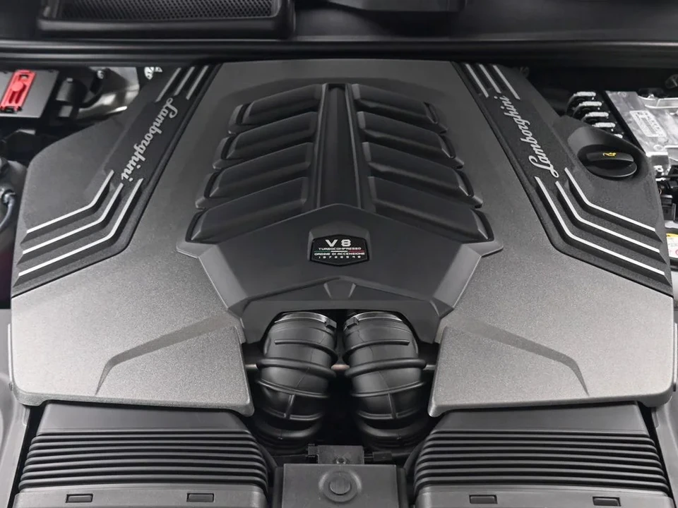 2026 Lamborghini Urus SE - Image 29 of 31