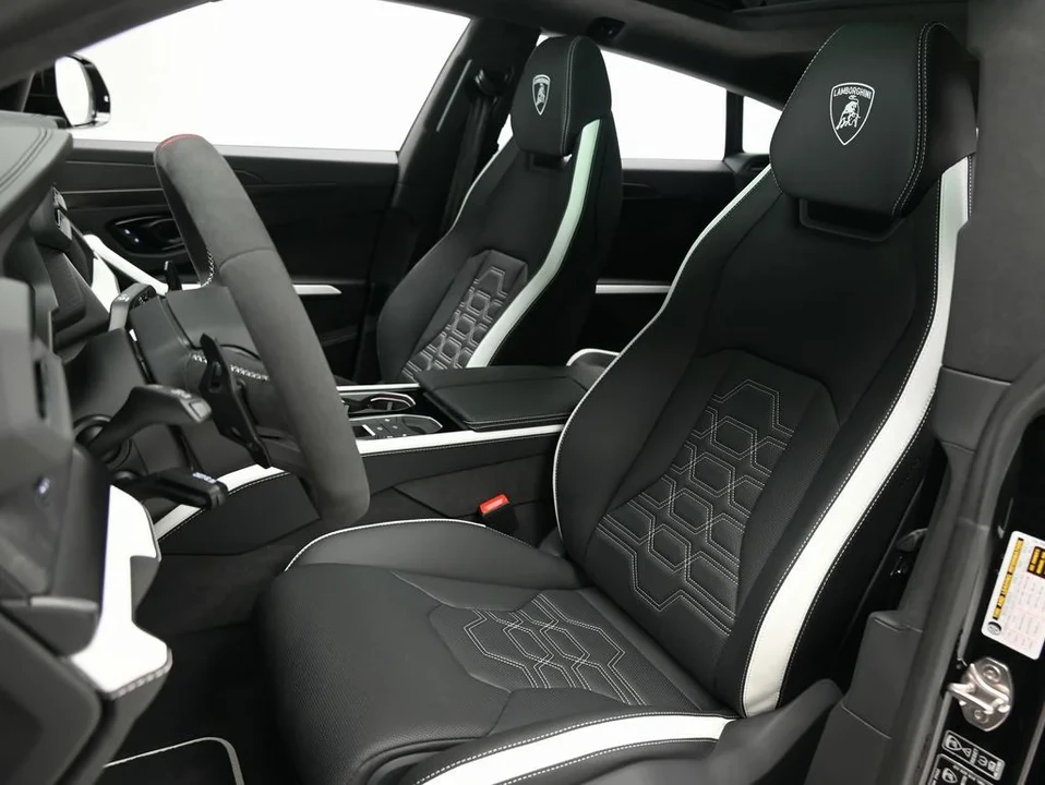 2026 Lamborghini Urus SE - Image 14 of 31