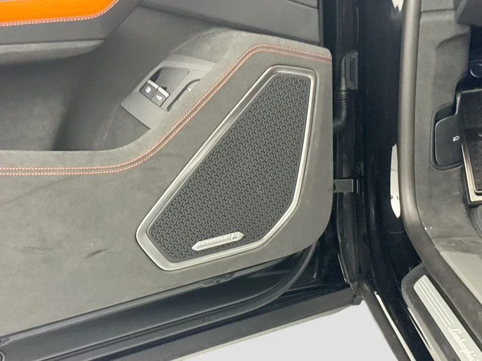 2026 Lamborghini Urus SE - Image 19 of 31