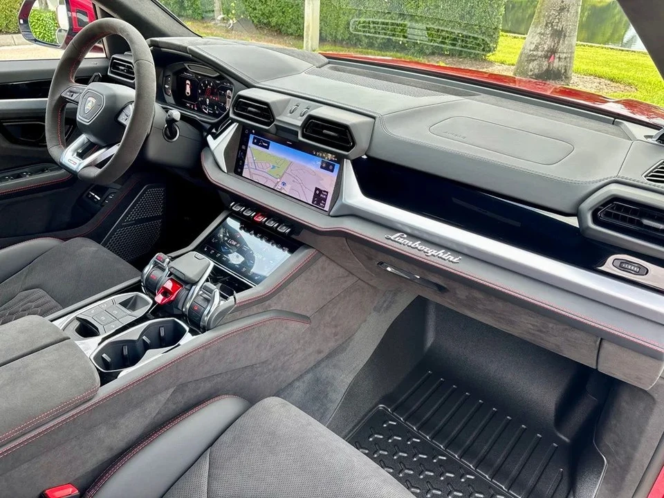2026 Lamborghini Urus SE - Image 20 of 30