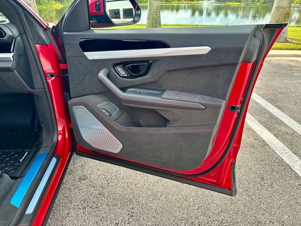 2026 Lamborghini Urus SE - Image 19 of 30