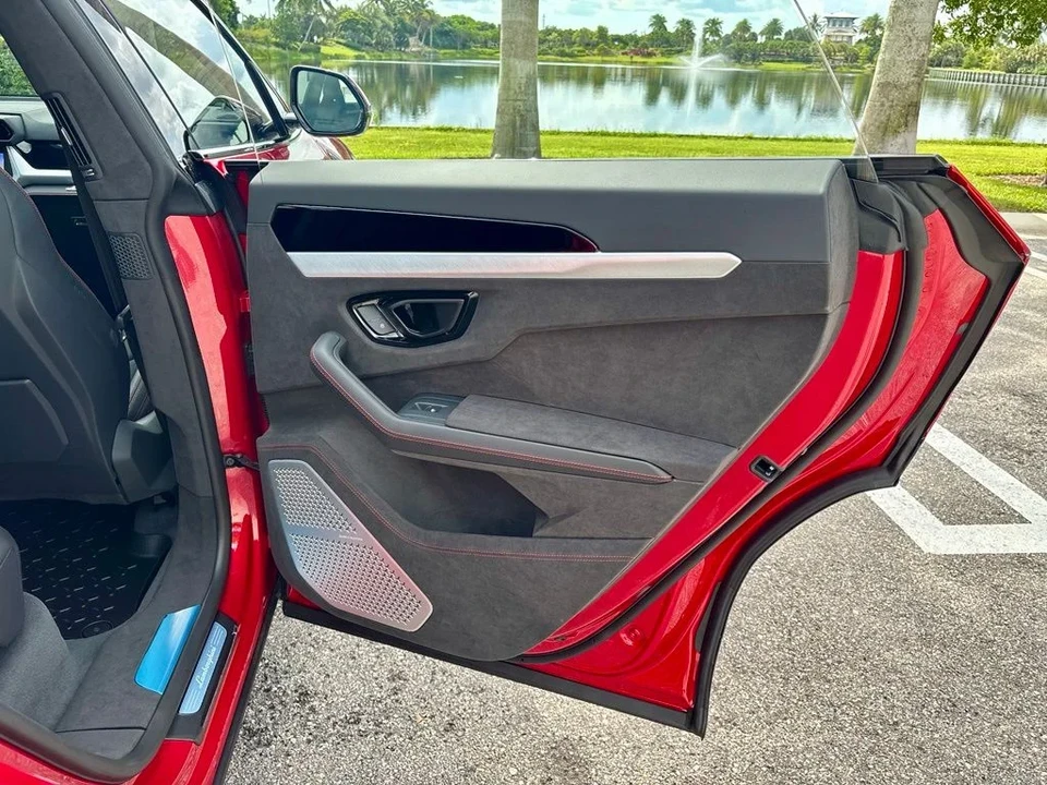 2026 Lamborghini Urus SE - Image 22 of 30