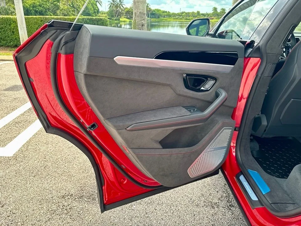 2026 Lamborghini Urus SE - Image 15 of 30