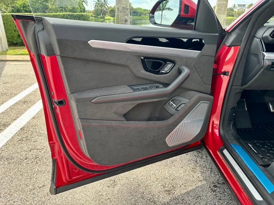 2026 Lamborghini Urus SE - Image 12 of 30