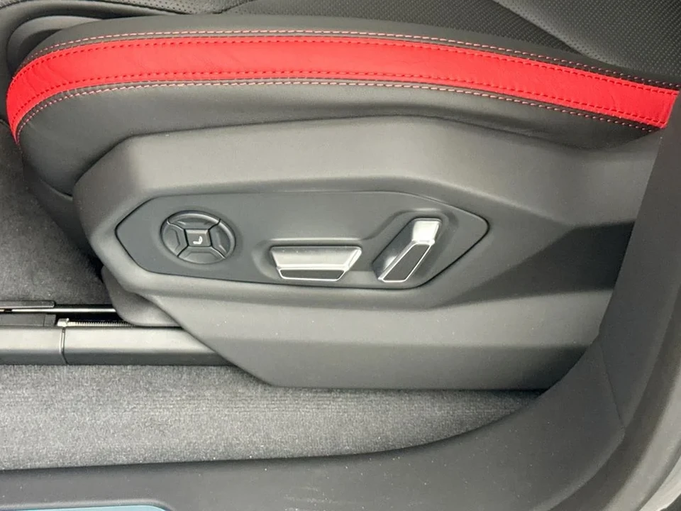 2026 Lamborghini Urus SE - Image 21 of 31