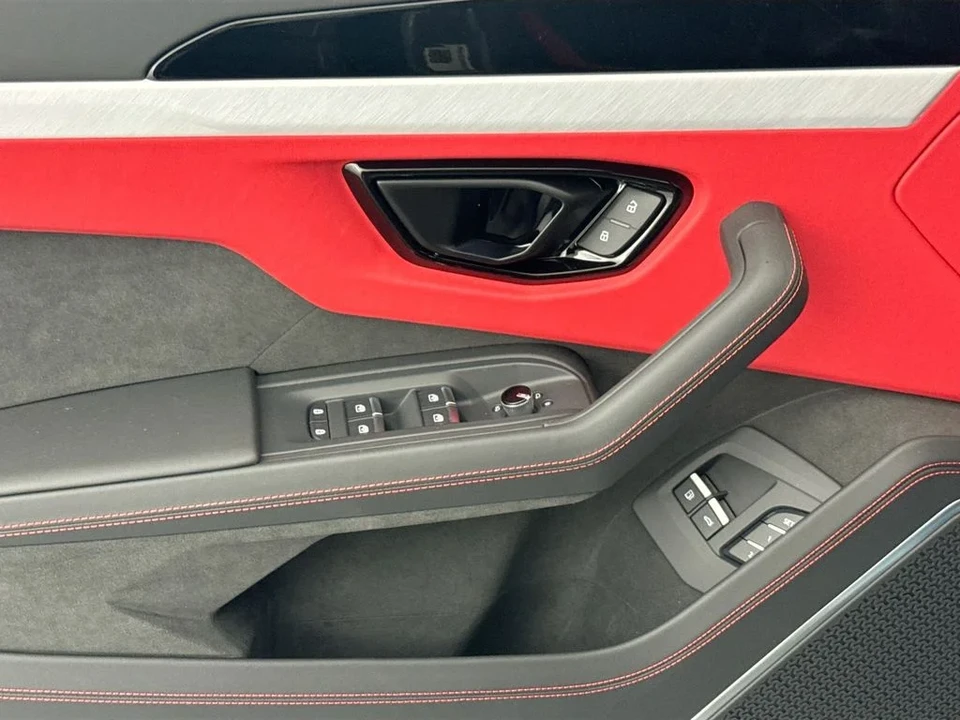 2026 Lamborghini Urus SE - Image 18 of 31