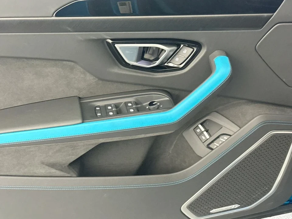 2026 Lamborghini Urus SE - Image 18 of 31