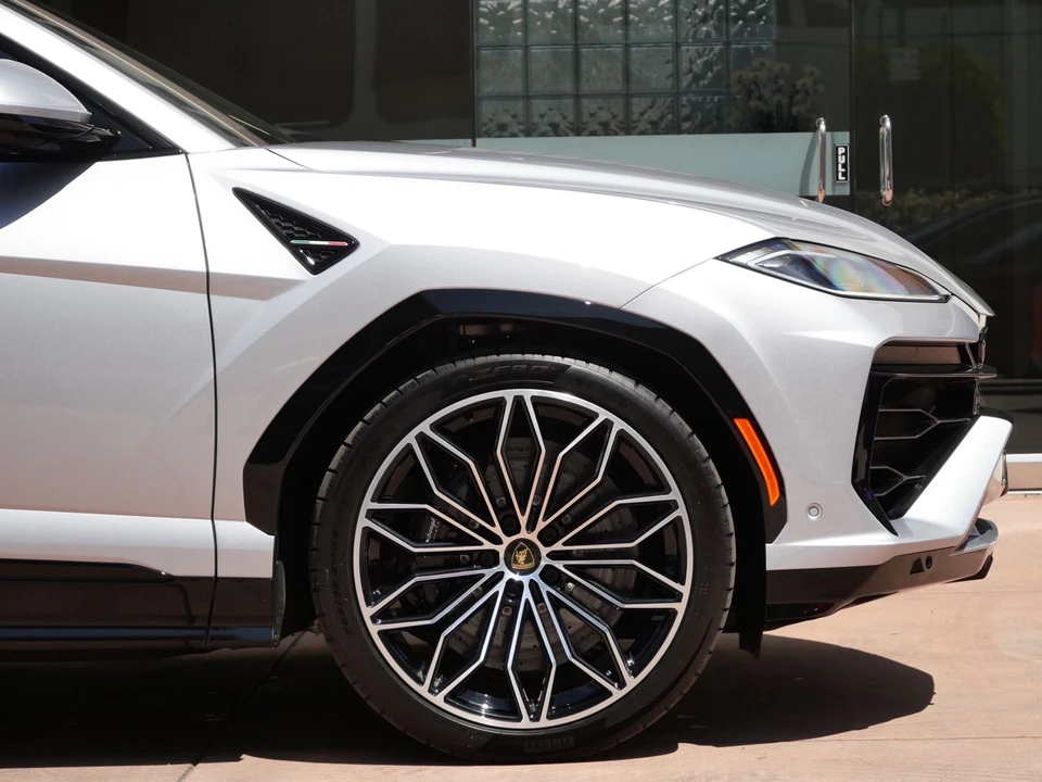2026 Lamborghini Urus SE - Image 9 of 28