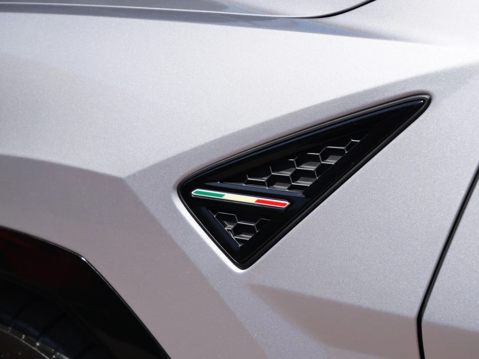 2026 Lamborghini Urus SE - Image 11 of 28
