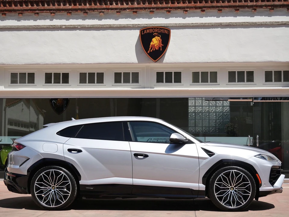 2026 Lamborghini Urus SE - Image 2 of 28