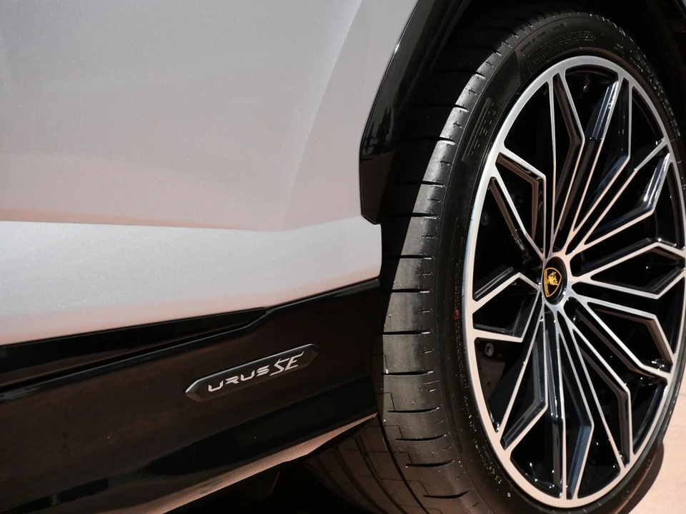 2026 Lamborghini Urus SE - Image 10 of 28