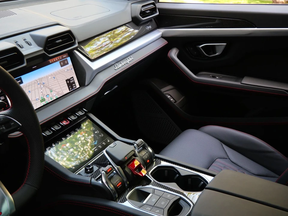 2026 Lamborghini Urus SE - Image 16 of 29