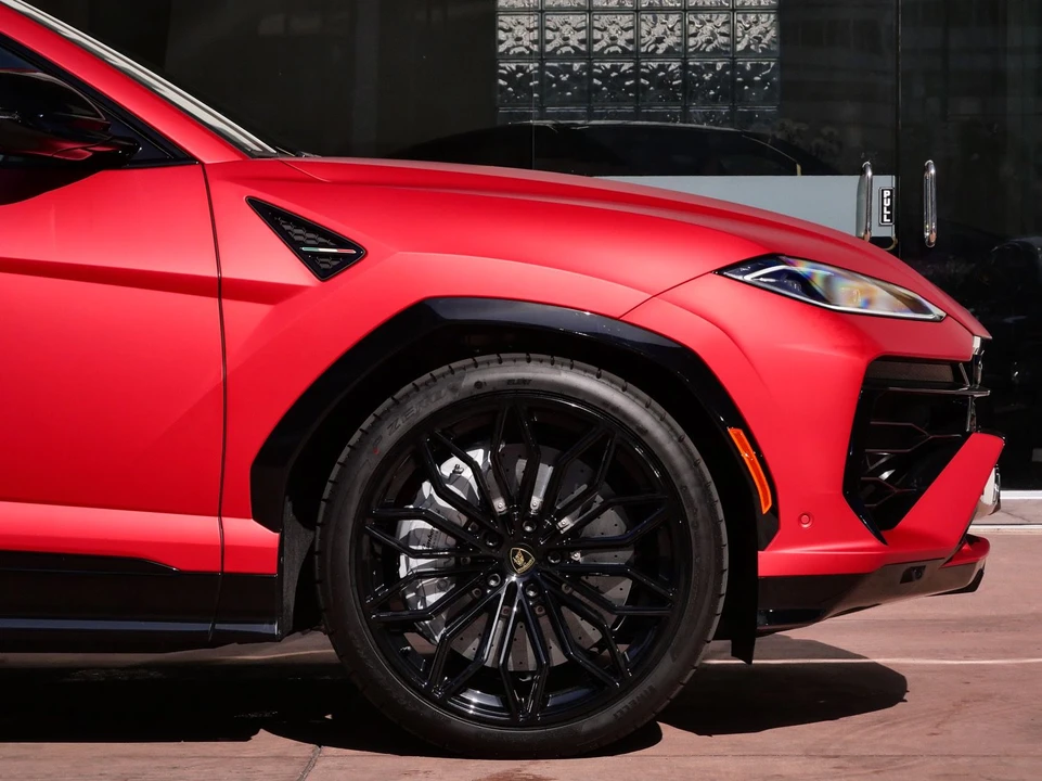2026 Lamborghini Urus SE - Image 9 of 27
