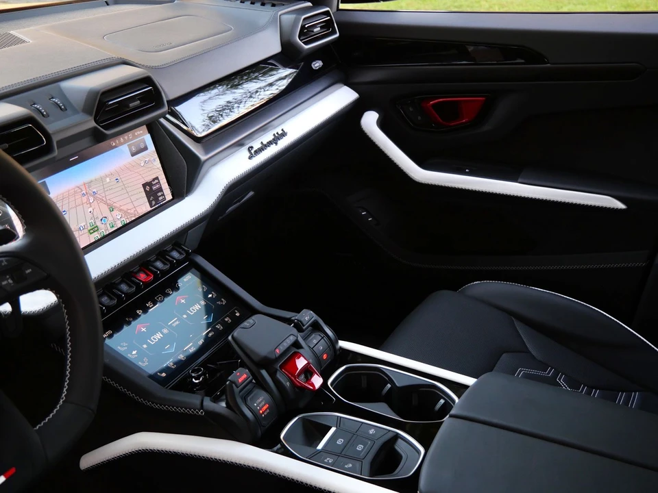 2026 Lamborghini Urus SE - Image 15 of 27