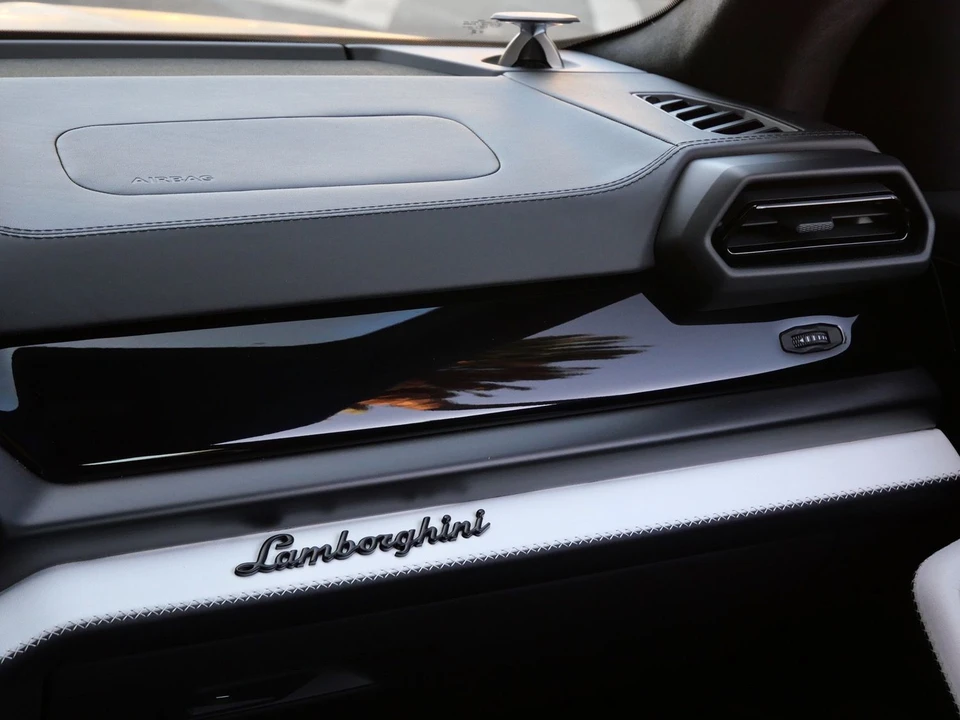 2026 Lamborghini Urus SE - Image 23 of 27