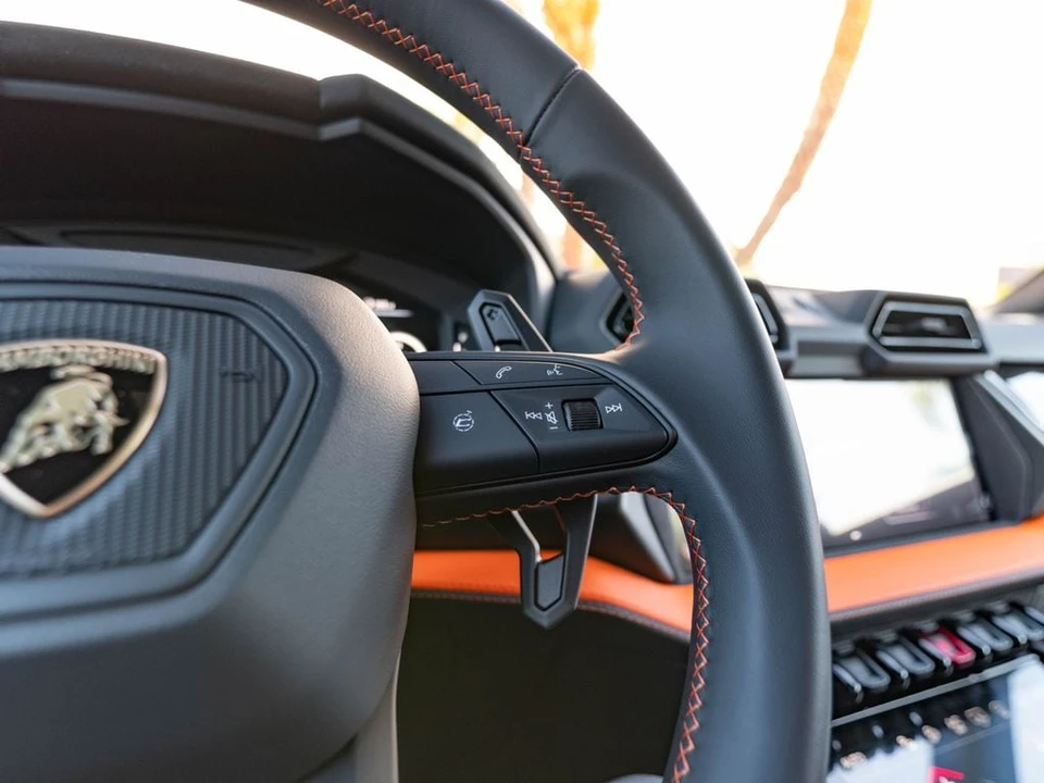 2026 Lamborghini Urus SE - Image 12 of 31