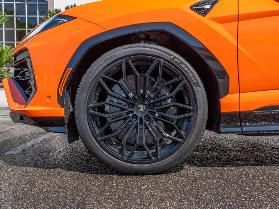 2026 Lamborghini Urus SE - Image 9 of 31