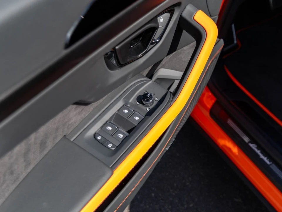 2026 Lamborghini Urus SE - Image 22 of 31