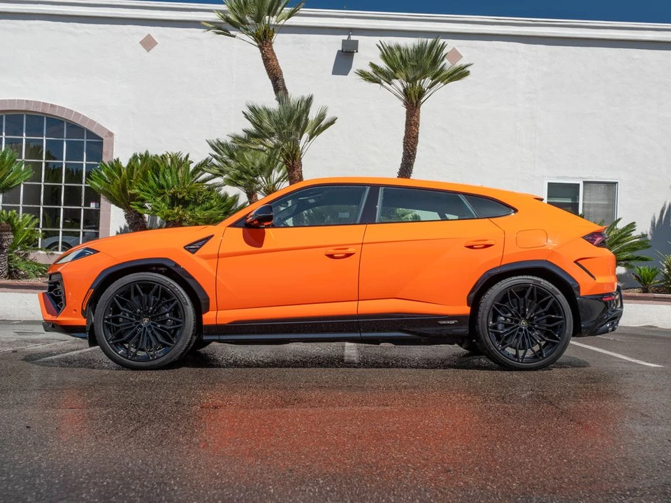 2026 Lamborghini Urus SE - Image 2 of 31