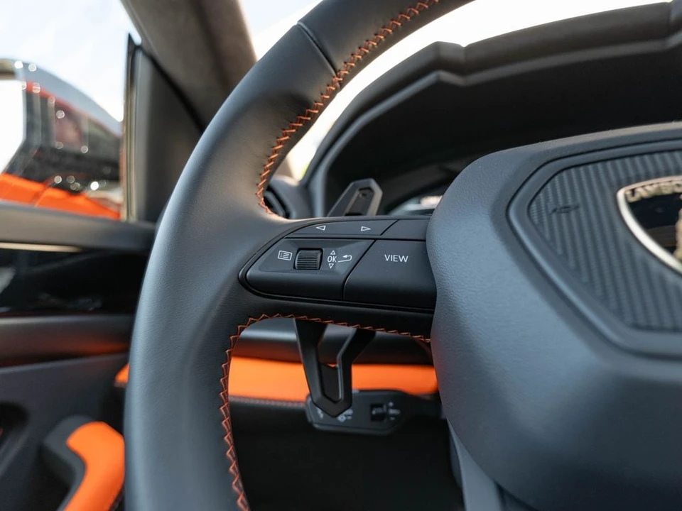 2026 Lamborghini Urus SE - Image 11 of 31