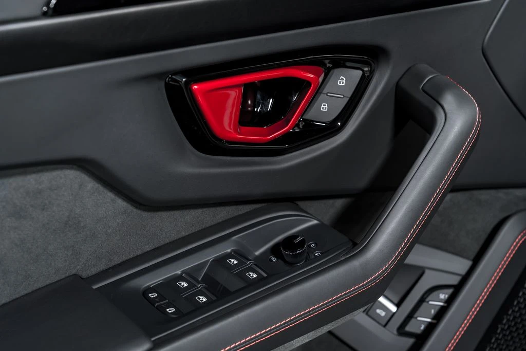 2026 Lamborghini Urus SE - Image 10 of 31