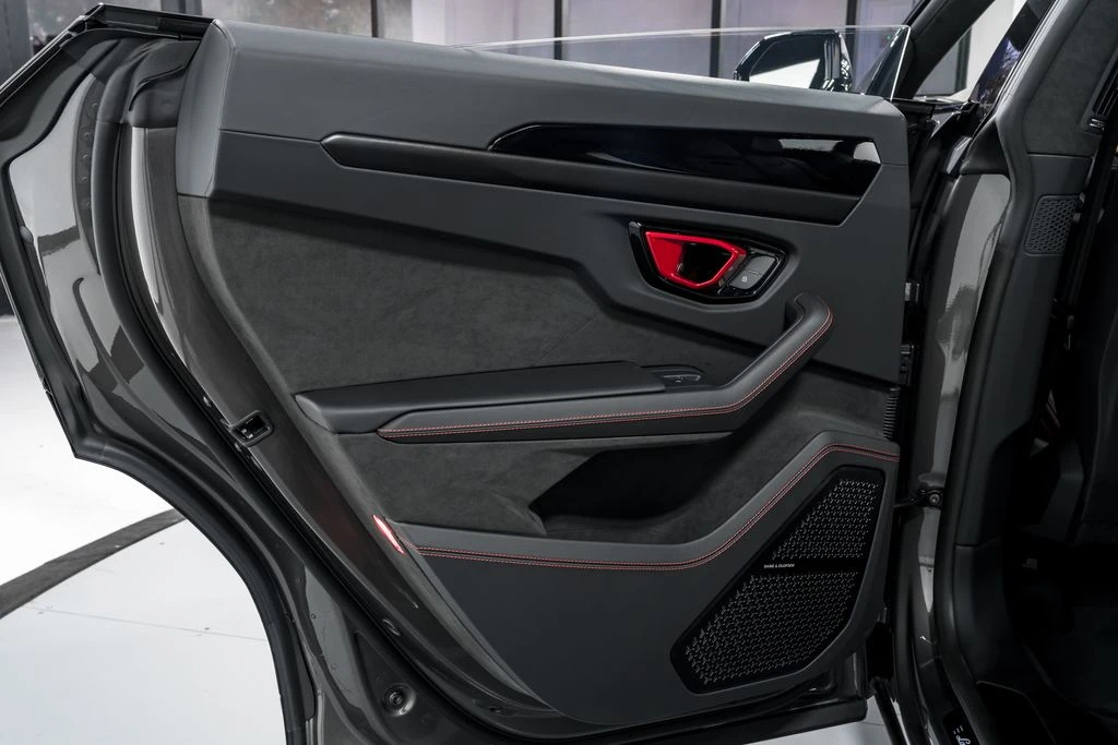 2026 Lamborghini Urus SE - Image 30 of 31