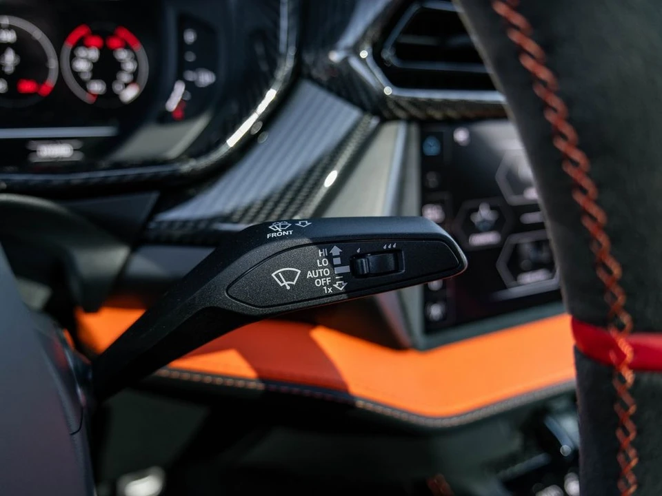 2026 Lamborghini Urus SE - Image 15 of 31