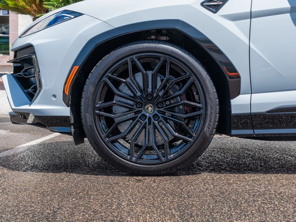 2026 Lamborghini Urus SE - Image 9 of 31
