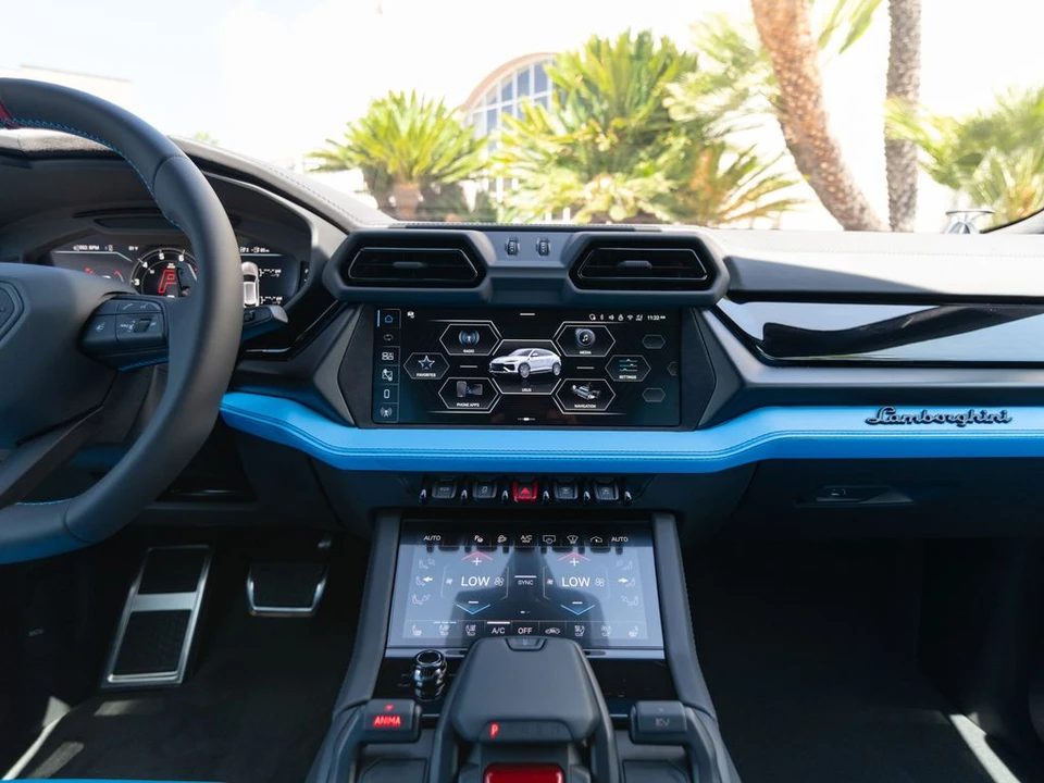 2026 Lamborghini Urus SE - Image 30 of 31