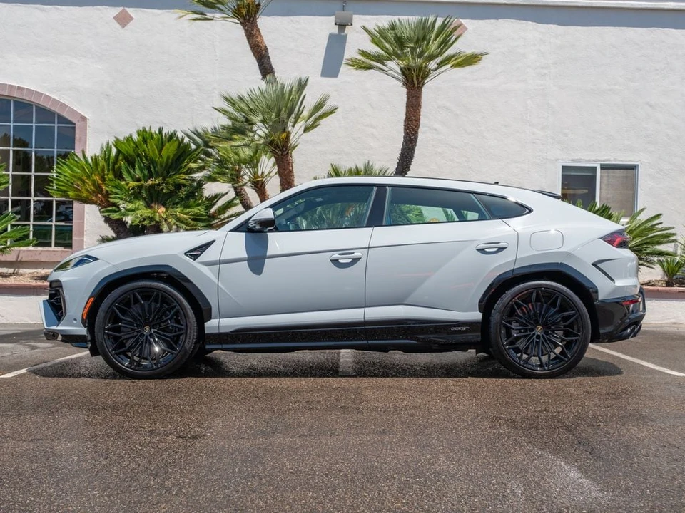 2026 Lamborghini Urus SE - Image 2 of 31