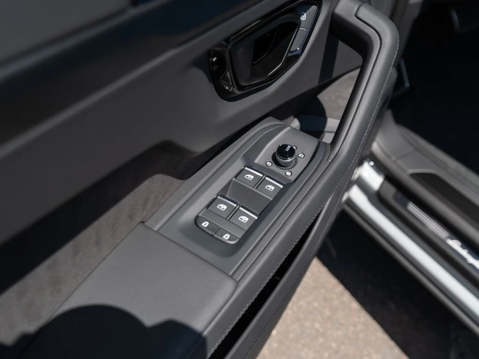 2026 Lamborghini Urus SE - Image 20 of 31