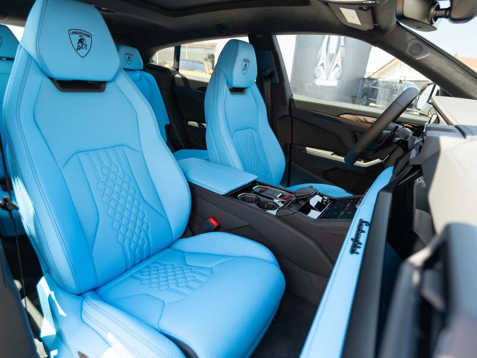 2026 Lamborghini Urus SE - Image 29 of 31
