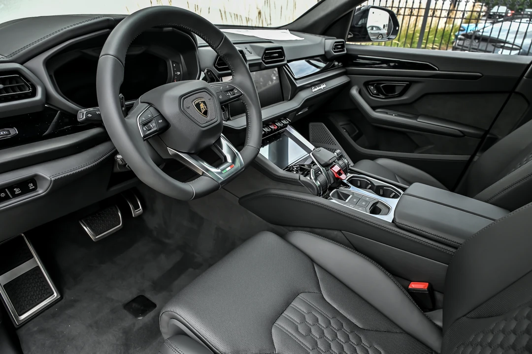 2026 Lamborghini Urus SE - Image 19 of 31