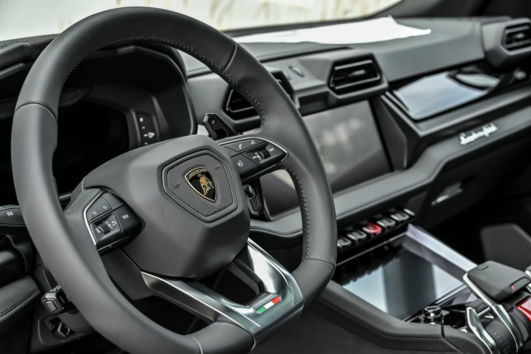 2026 Lamborghini Urus SE - Image 25 of 31
