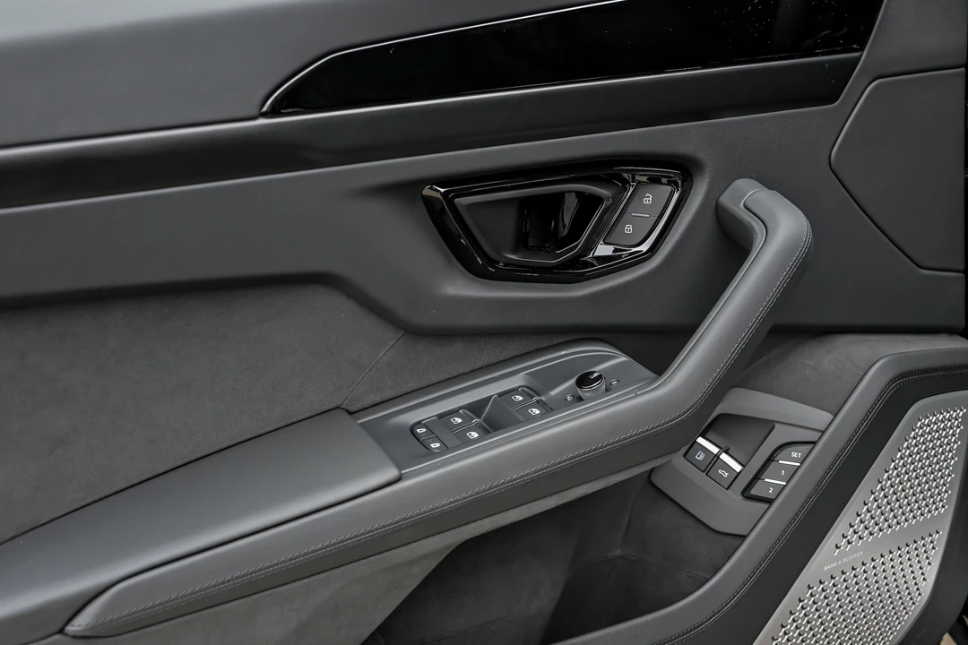 2026 Lamborghini Urus SE - Image 16 of 31