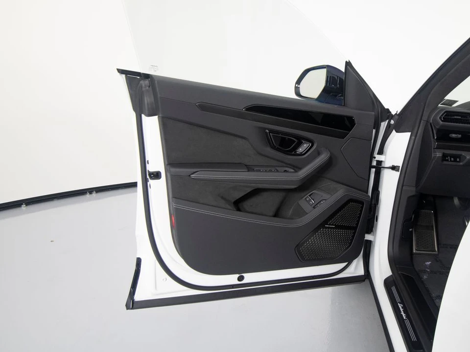 2026 Lamborghini Urus SE - Image 10 of 31