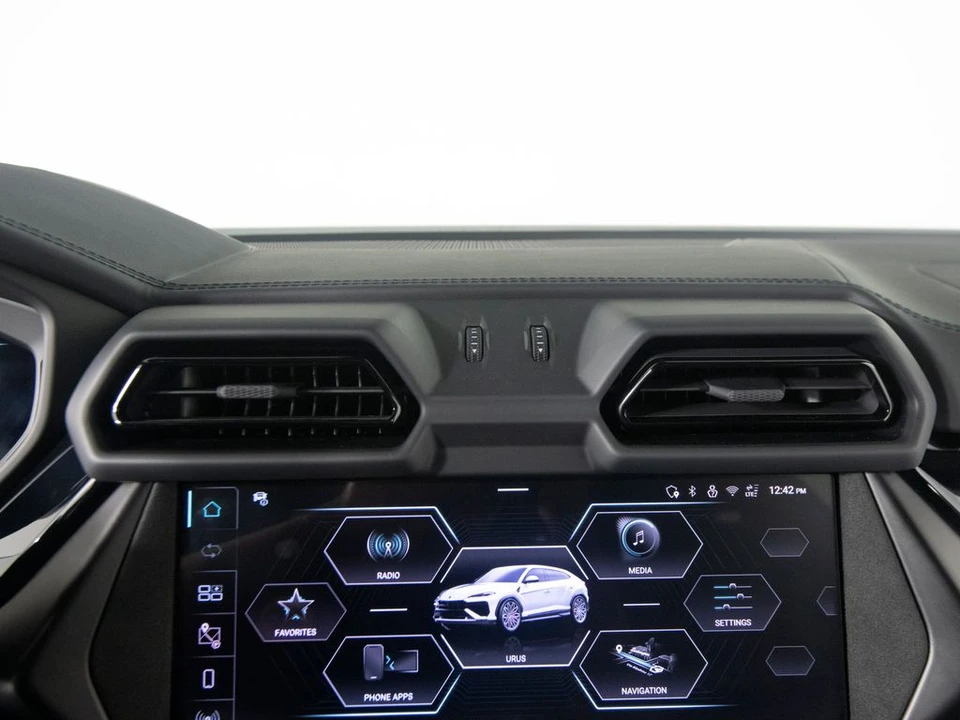 2026 Lamborghini Urus SE - Image 26 of 31