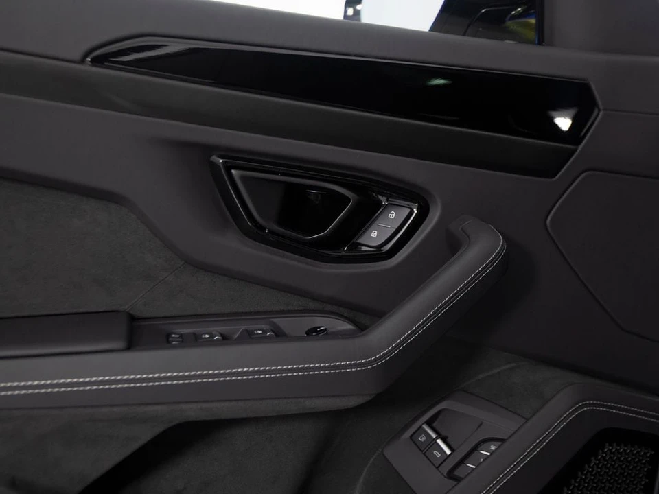 2026 Lamborghini Urus SE - Image 12 of 31