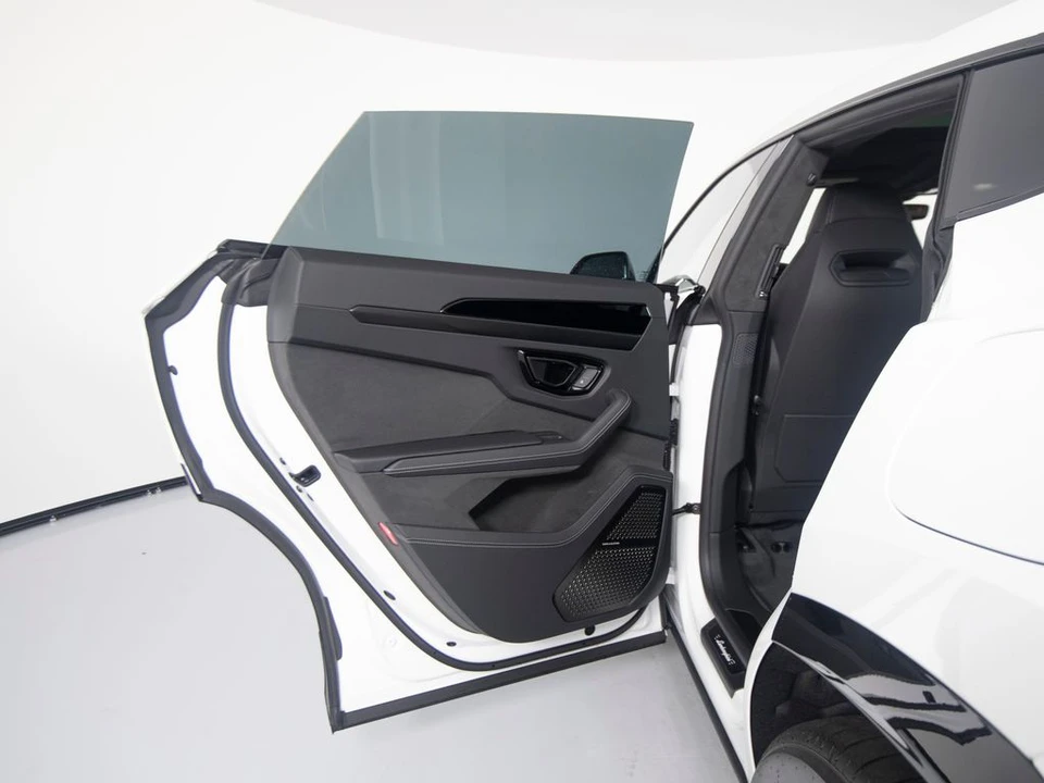2026 Lamborghini Urus SE - Image 9 of 31